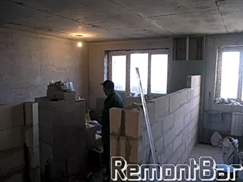 Первым делом выстраиваем перегородки согласно дизайн-проекту. Материал - пенобетонный блок толщиной 10 см