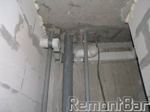 Вентиляционные короба смонтированы и соединены с вентиляционным коробот. Такие же провели на кухню. Стояки водоснабжения обработаны антикоррозионным грунтом