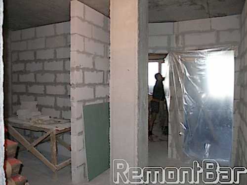 Как только перегородки готовы, приступаем к выравниванию поверхностей. Сначала оштукатуриваем стены