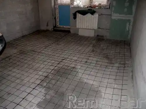 Пол по всей квартире выравнивался пескобетонной стяжкой двуслойной - нижний слой с добавлением керамзита, армировка металлической сеткой