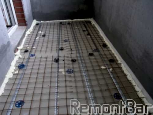 На пол так же уложен пенополистирол, затем армирован металлической сеткой, после зальем пескобетонной стяжкой по маякам