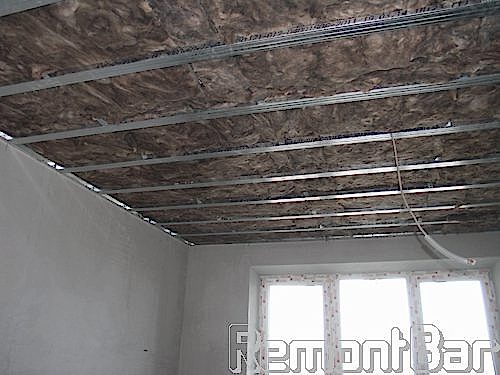 В каркас гипсокартонного потолка по площади всей квартиры закладываем шумоизолирующие плины минеральной ваты