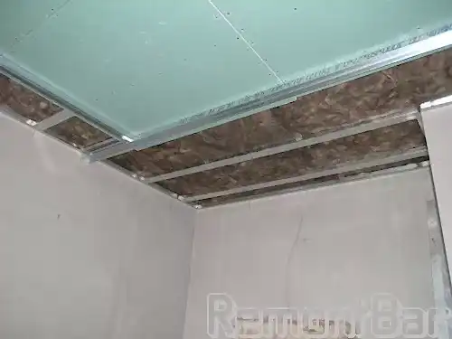 Затем обшиваем гипсокартоном - и шумоизоляция потолка готова. Конечно, в идеале, что б шумоизоляция была предусмотрена по всем поверхностям квартиры, т.е. помимо всей площади потолка, должны быть шумоизолированы все стены (по периметру квартиры) и пол. Тогда образуется "коробка", полностью обеспечивающая шумоизоляцию помещения.