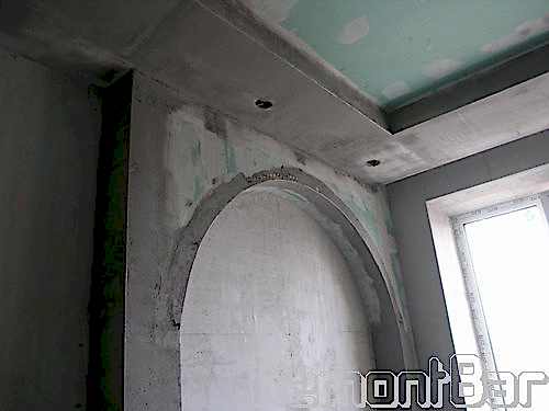 По периметру потолка - короб с точечным освещением, образующий нишу для карниза вдоль окна