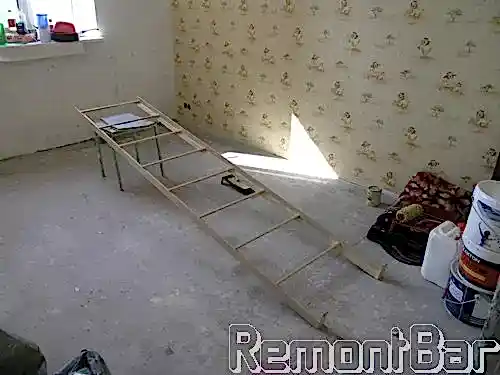 А пожарную лестницу мы срезали, обработали, окрасили и снова установили на балкон, только теперь несколько компактее - теперь она не занимает половину балкона, но и функции свои она не утратила