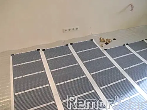 И, по просьбе заказчика, в детской и гостиной смонтирована система "теплый пол" - корейские пленочные маты уложены под ламинат на специальной лавсановой подложке