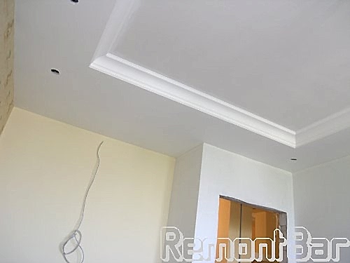 Здесь гипсокартонный потолок полностью ошпатлеван, оклеен стеклообоями (армирующий слой) и отшлифован - т.е. полностью подготовлен под окрашивание