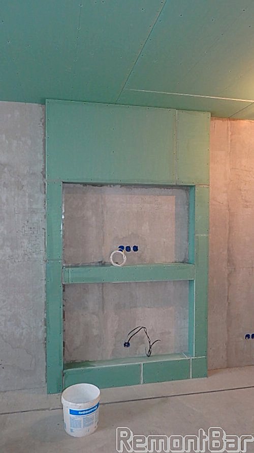 Обшиваем металлокаркас потолка и стойки влагостойким гипсокартоном. Затем тщательно грунтуем всю поверхность и приступаем к малярным работам Обшиваем металлокаркас потолка и стойки влагостойким гипсокартоном. Затем тщательно грунтуем всю поверхность и приступаем к малярным работам