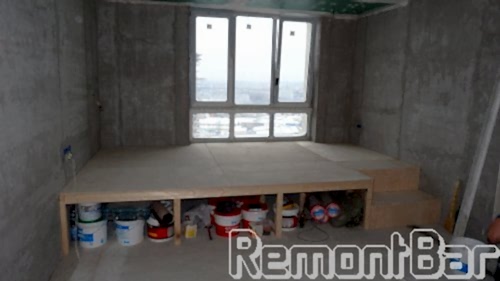 Подиум мы построили из деревянного бруса (каркас), обшив его 21-миллимитровой фанерой, а затем облицевали ламинатом, включая ступеньки.