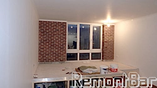 Подиум мы построили из деревянного бруса (каркас), обшив его 21-миллимитровой фанерой, а затем облицевали ламинатом, включая ступеньки