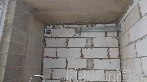 Задняя стенка кухни - вентшкаф... Вентиляция в ванную отведена огромной металлической трубой. И она, скорей всего, будет очень мешать при установке кухни, поскольку существующая высота ее как раз приходится на монтажную планку (предположительно), поэтому мы ее демонтируем, поднимем выше - под самый потолок, и спрячем в толщу перегородки (заменив на плоский пластиковый вентканал). Вывод вентиляции для вытяжки мы так же перенесем в нужное место - ниже и правее - в точности над плитой. Задняя стенка кухни - вентшкаф... Вентиляция в ванную отведена огромной металлической трубой. И она, скорей всего, будет очень мешать при установке кухни, поскольку существующая высота ее как раз приходится на монтажную планку (предположительно), поэтому мы ее демонтируем, поднимем выше - под самый потолок, и спрячем в толщу перегородки (заменив на плоский пластиковый вентканал). Вывод вентиляции для вытяжки мы так же перенесем в нужное место - ниже и правее - в точности над плитой.