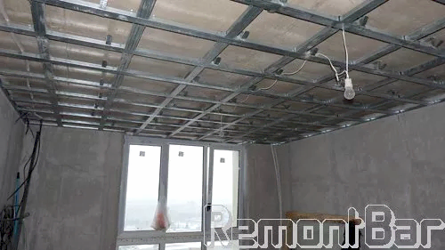 Каркас гипсокартонного потолка из оцинкованного металлопрофиля. Под ним закладываем электропроводку Каркас гипсокартонного потолка из оцинкованного металлопрофиля. Под ним закладываем электропроводку.