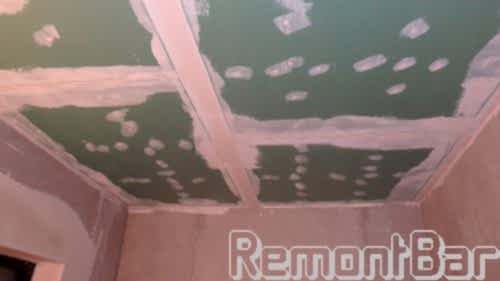 Сначала промазываем все саморезы высокопрочной гипсовой шпатлевкой. Ею же заполняем швы (стыки) гипсокартона, предварительно проклеив их серпянкой. Затем поверхность полностью шпатлюется, оклеивается малярным стеклополотном (паутинкой) и снова дважды шпатлюется финишно. Затем все тщательно шлифуется, грунтуется - и можно красить. Таким же способом мы подготавливаем под окрашивание и стены Сначала промазываем все саморезы высокопрочной гипсовой шпатлевкой. Ею же заполняем швы (стыки) гипсокартона, предварительно проклеив их серпянкой. Затем поверхность полностью шпатлюется, оклеивается малярным стеклополотном (паутинкой) и снова дважды шпатлюется финишно. Затем все тщательно шлифуется, грунтуется - и можно красить. Таким же способом мы подготавливаем под окрашивание и стены