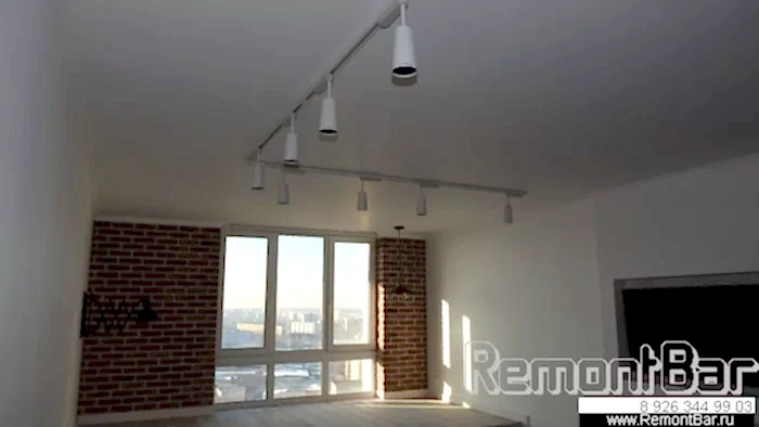 Заказчик очень тщательно продумал освещение в квартире. Квартира пока не наполнена мебелью (на момент окончания ремонта присутствовали лишь обеденный стол со стульямии и калошница). Однако, уже сейчас можно определить, что осветительные приборы- это так же элементы зонирования помещения, а различные световые сценарии подчеркивают разнонаправленность возможностей использования и универсальность единого пространства