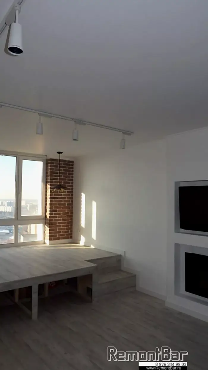 Потолок по всей квартире - подвесной гипсокартонный одноуровневый. Он отлично и надежно выравнивает поверхность, в каркас под ГКЛ есть возможность уложить плиты шумоизоляции, а так спрятать электропроводку. Потолок по всей квартире - подвесной гипсокартонный одноуровневый. Он отлично и надежно выравнивает поверхность, в каркас под ГКЛ есть возможность уложить плиты шумоизоляции, а так спрятать электропроводку.