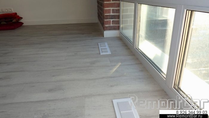 По высоте подиум подогнали под высоту подоконника, таким образом, что поверхность подиума сразу переходит в окно. Под подиумом остался радиатор, для циркуляции воздуха мы предусмотрели дефлекторные решетки. Окно в комнате большое витражное, высота подоконника была всего 50 см от уровня чернового пола