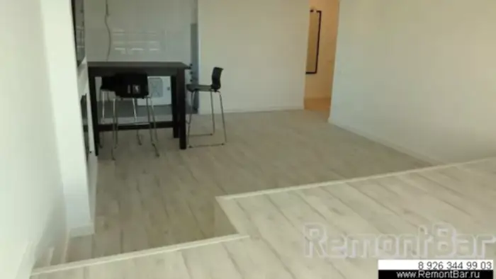 Основная задумка заказчика - объединить все единым пространством. Должна получиться студия, в которой зонирование будет относительно условным - кухня отделена отличающимся напольным покрытием, а спальня - это высокий подиум, служащий одновременно и кроватью.