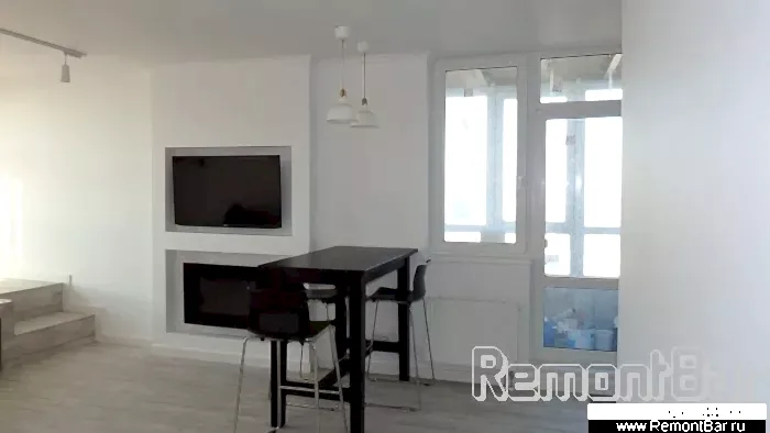 Дальше по плану - выравнивание потолка и сооружение декоративной стойки (в нее будут установлены телевизор и электрокамин).