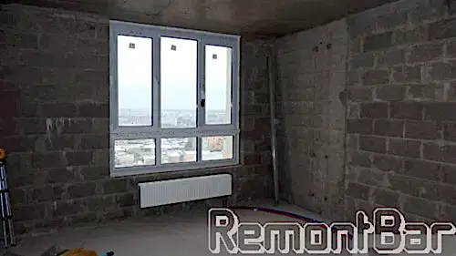 Нам досталась абсолютно пустое помещение, только что переданное собственнику. Стены по периметру - керамзито-бетон, заранее выстроены внутренние перегородки из пенобетона, так же имеются перегородки санузла (санузел подробнее здесь >), сантехшкаф с коммуникациями и пенобетонной перегородкой, так же отгорожен вентиляционный шкаф в кухне. Отопление разведено полиэтиленовыми трубами по полу от центрального коллектора в холле. Электричество - временный электрощиток с парой автоматов уже заведен в квартиру. Отопление разведено полиэтиленовыми трубами по полу от центрального коллектора в холле