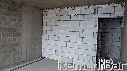 Отопление разведено полиэтиленовыми трубами по полу от центрального коллектора в холле Нам досталась абсолютно пустое помещение, только что переданное собственнику. Стены по периметру - керамзито-бетон, заранее выстроены внутренние перегородки из пенобетона, так же имеются перегородки санузла (санузел подробнее здесь >), сантехшкаф с коммуникациями и пенобетонной перегородкой так же отгорожен вентиляционный шкаф в кухне