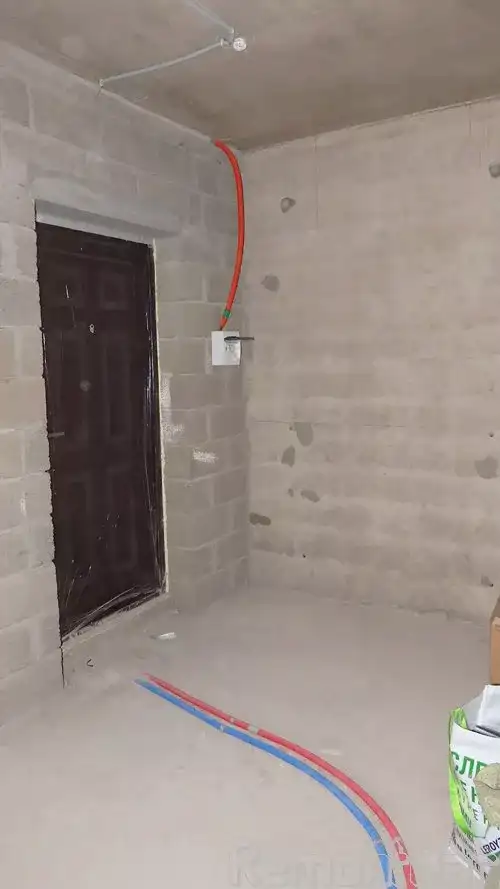 Электричество - временный электрощиток с парой автоматов уже заведен в квартиру Электричество - временный электрощиток с парой автоматов уже заведен в квартиру