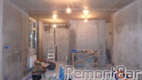 Затем сразу приступаем к выравниванию поверхностей. Сначала полностью оштукатуриваем все стены по периметру "под маяк". Это- залог будущего успеха. Стоит задача подготовить и окрасить все стены водоэмульсионной краской, и если поверхности стен будут кривыми, с завалами, с буграми или ямами - ничего не получится, краска будет бликовать и кривизна будет бросаться в глаза, как не старайся вышпатлевывать и отшлифовывать их. После штукатурных работ сразу разводим электропроводку (по заранее подготовленному заказчиком плану). Затем сразу приступаем к выравниванию поверхностей. Сначала полностью оштукатуриваем все стены по периметру "под маяк". Это- залог будущего успеха. Стоит задача подготовить и окрасить все стены водоэмульсионной краской, и если поверхности стен будут кривыми, с завалами, с буграми или ямами - ничего не получится, краска будет бликовать, как не старайся вышпатлевывать и отшлифовывать их. После штукатурных работ сразу разводим электропроводку (по заранее подготовленому заказчиком плану).