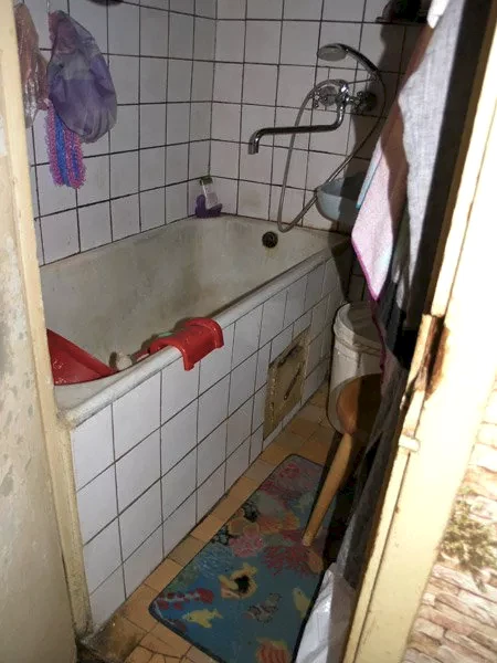 Ванна, в принципе, приличных размеров для помещения подобных габаритов. Только уже очень старая и занимает слишком много места. Смеситель один на ванну и раковину. Больше разместить здесь ничего нельзя. Комнатка размером всего 1,5х1,3 метра с неудачной планировкой.