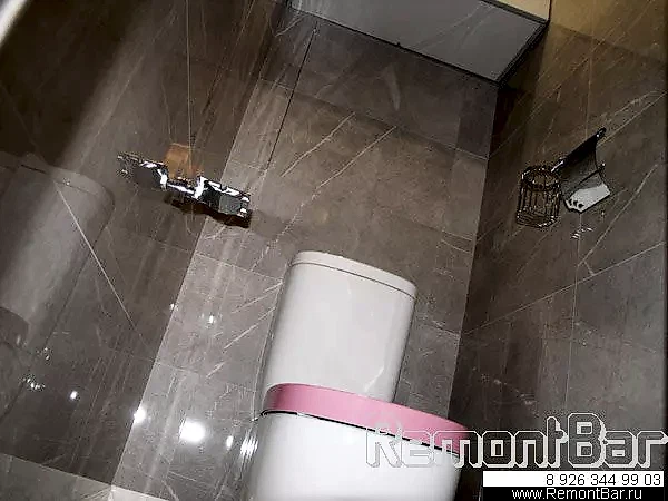 Туалет - ничего сложного. Унитаз-компакт, шкаф для принадлежностей и бытовой химии (очень компактный и расположен достаточно высоко над унитазом, в зоне, которую никак больше не используешь - пользоваться удобно, вместителен, но, при этом, не "съедает" пространство) Туалет - ничего сложного. Унитаз-компакт, шкаф для принадлежностей и бытовой химии (очень компактный и расположен достаточно высоко над унитазом, в зоне, которую никак больше не используешь - пользоваться удобно, вместителен, но, при этом, не "съедает" пространство).