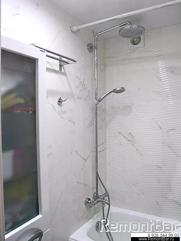 Душевая стойка с "тропическим душем" превратила небольшую ванну в почти что душевую кабину Душевая стойка с "тропическим душем" превратила небольшую ванну в почти что душевую кабину