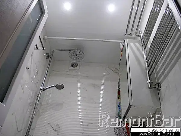 Потолок - натяжной. С точечными светодиодными светильниками (4 шт, холодный свет) Потолок - натяжной. С точечными светодиодными светильниками (4 шт, холодный свет). Гладкая матовая поверхность подчеркивает рисунок плитки, ненавязчива и не акцентирует внимание.