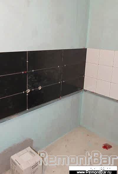 Плитка в отделке использована и черная, и белая на разных стенках, причем, разноформатная Плитка в отделке использована и черная, и белая на разных стенках, причем, разноформатная