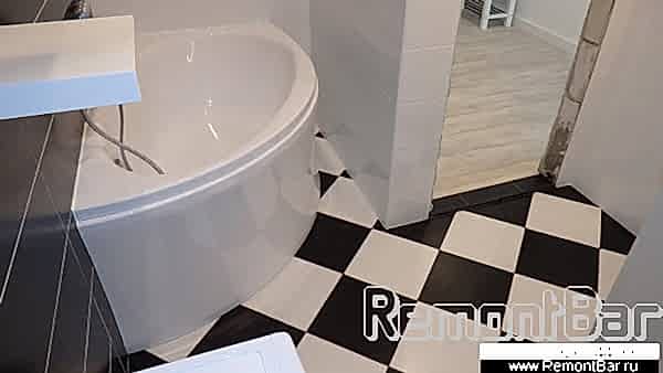 Санузел (впрочем, как и вся квартира- студия) выполнен в черно-белых тонах. Это касается и облицовочной плитки, и различных аксессуаров Санузел (впрочем, как и вся квартира- студия) выполнен в черно-белых тонах. Это касается и облизовочной плитки, и различных аксессуаров