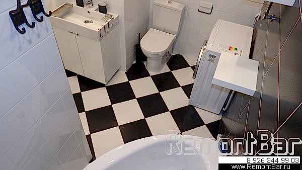 На полу плитка так же черно-белая, только уложена по-диагонали в шахматном порядке На полу плитка так же черно-белая, только уложена по-диагонали в шахматном порядке