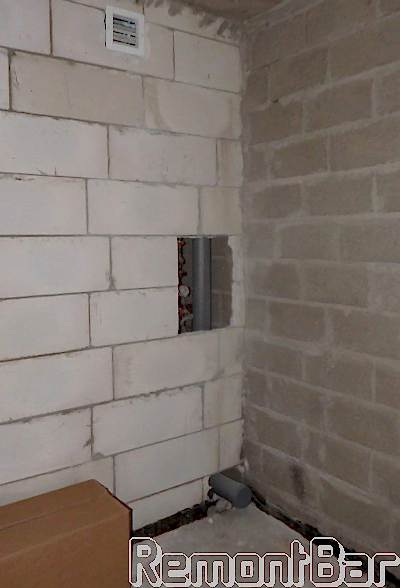 До отделки- голые стены (часть - пенобетон, часть - керамзитобетон), водоподготовка (установка фильтров г/о, счетчиков, редукторов) выполнена застройщиком (однако, пришлось полностью все перебрать и перетянуть соединения, поскольку половина из них текла), имеется неплохая гидроизоляция и относительно ровная стяжка. Форма санузла в плане до отделки итак была не самой прямоугольной... До отделки- голые стены (часть - пенобетон, часть - керамзитобетон), водоподготовка (установка фильтров г/о, счетчиков, редукторов) выполнена застройщиком (однако, пришлось полностью все перебрать и перетянуть соединения, поскольку половина из них текла), имеется неплохая гидроизоляция и относительно ровная стяжка. Форма санузла в плане до отделки итак была не самой прямоугольной...