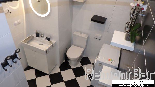 В "крыле" со стороны кухни (напротив ванны) установили унитаз и стиральную машину, а в "основании" (напротив входной двери) смонтировали раковину (на подвесной тумбе) В "крыле" со стороны кухни (напротив ванны) установили унитаз и стиральную машину, а в "основании" (напротив входной двери) смонтировали раковину (на подвесной тумбе)