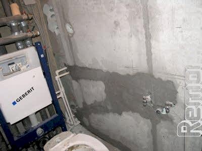 Подводка воды и трубы водоотведения спрятана в штробе в перегородке. Важно правильно и точно разместить выводы, что бы все получилось красиво и аккуратно