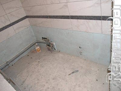 Трубы мы прячем в стяжке. Перед стяжкой обязательно устраиваем гидроизоляцию