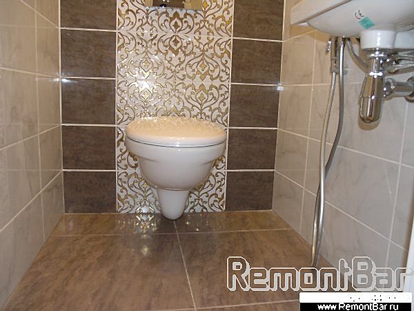 а освободившееся пространство использовали для размещения небольшой прямоугольной раковины- рукомойника и гигиенического душа (он совмещен со смисителем на раковине)