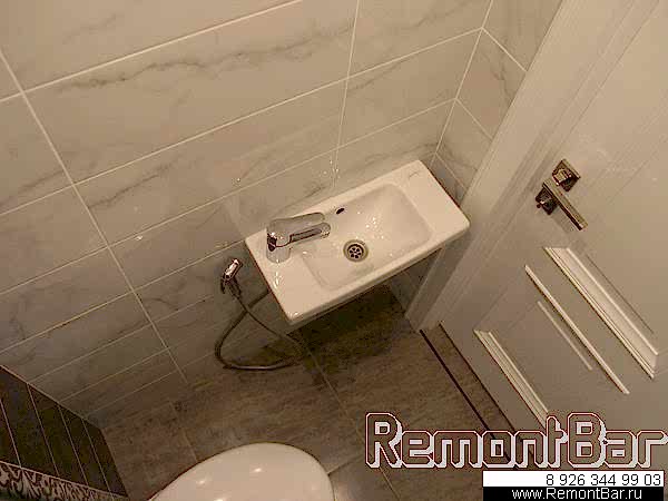 Важно правильно подобрать раковину для небольшого по площади помещения (в данном случае туалета). Здесь пришлась кстати неглубокая прямоугольная раковина