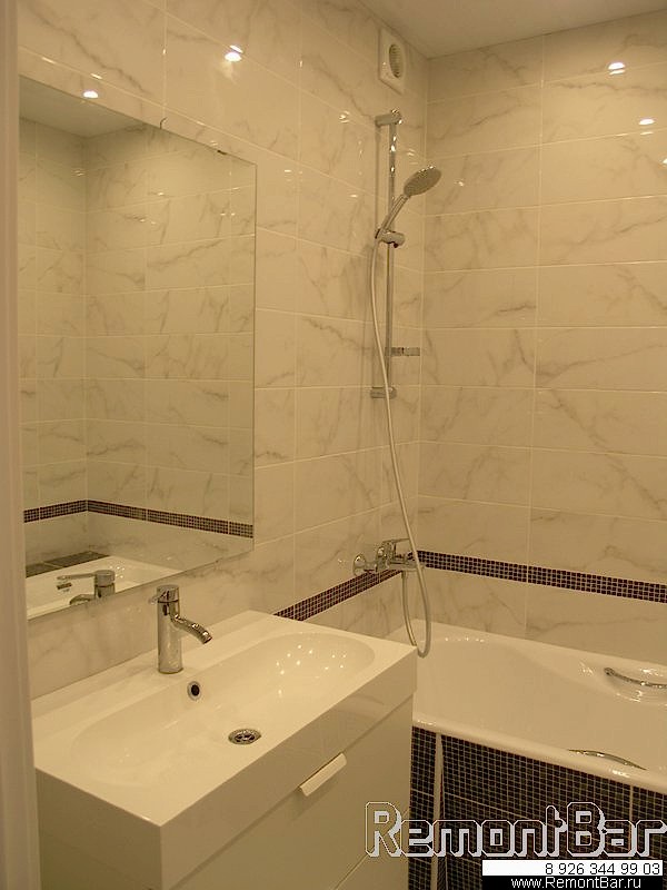 В ванной комнате все более чем традиционно - чугунная ванна, большая раковина на подвесной тумбе, полотенцесушитель и стиральная машина