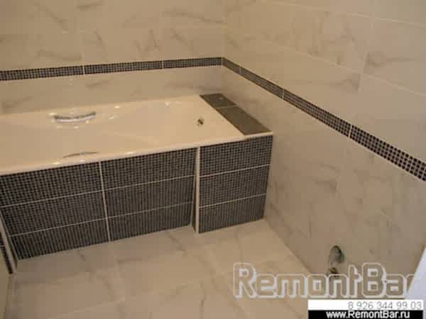 Стиральная машина будет установлена справа от ванны. Здесь для нее смонтированы угловой кран водоснабжения и сифон