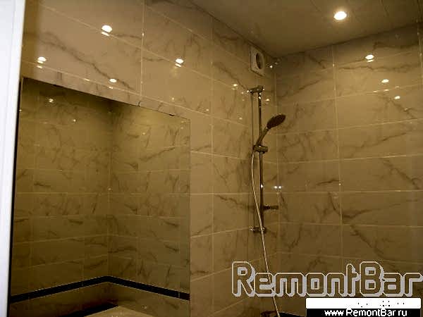 Вентилятор для принудительной вентиляции расположен над ванной (см. фото выше) и напрямую соединен с вентиляционной шахтой