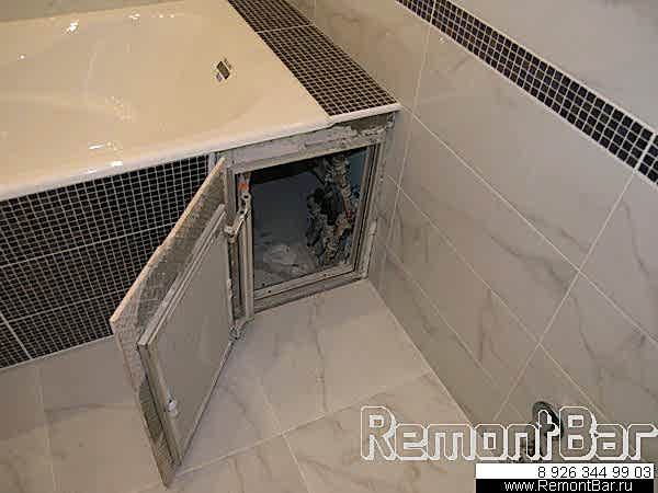 Так вышло, что под ванной оказались коллекторы системы отопления (так решил застройщик). На первый взгляд это кажется неудобным, но, с другой стороны, если всю эту историю правильно завуалировать и предусмотреть удобный доступ к кранам, расположение их уже не будет пугающим