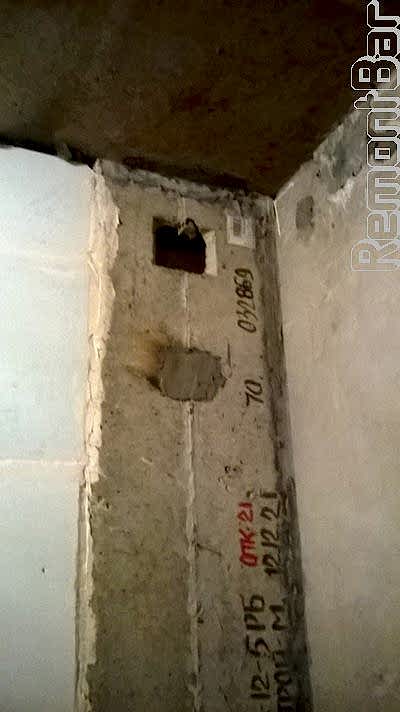 Кстати, часть стенки по торцу ванной - это вентиляционный шкаф. Так он выглядел до начала отделочных работ