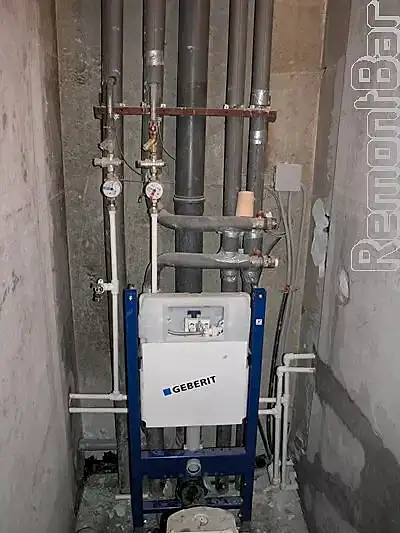 После монтажа приборов водоподготовки и разводки систем внтриквартирного водоснабжения и канализации монтируем раму инсталляции, надежно крепим ее к стене, фиксируем по высоте и надежно соединяем с канализационным выводом