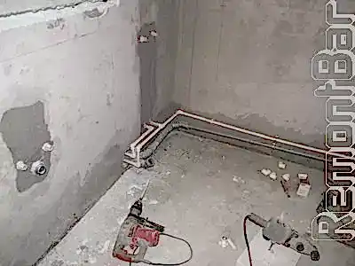 За ванной спрятаны трубы водоснабжения и канализации для стиральной машинки. Прятать их в штобе нет необходимости (это лишняя работа, лишняя стоимость, лишний шум и штробовка), поэтому мы просто закрепили их на стене при помощи клипс. Важно - соблюсти необходимый уклон при прокладке трубы водоотведения