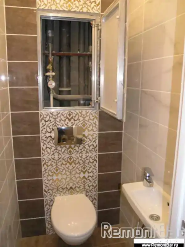 Расположение стояков водоснабжния и канализации позволили расположить в сантехшкафу раму инсталляции для подвесного унитаза. Что существенно позволило сэкономить место в туалете