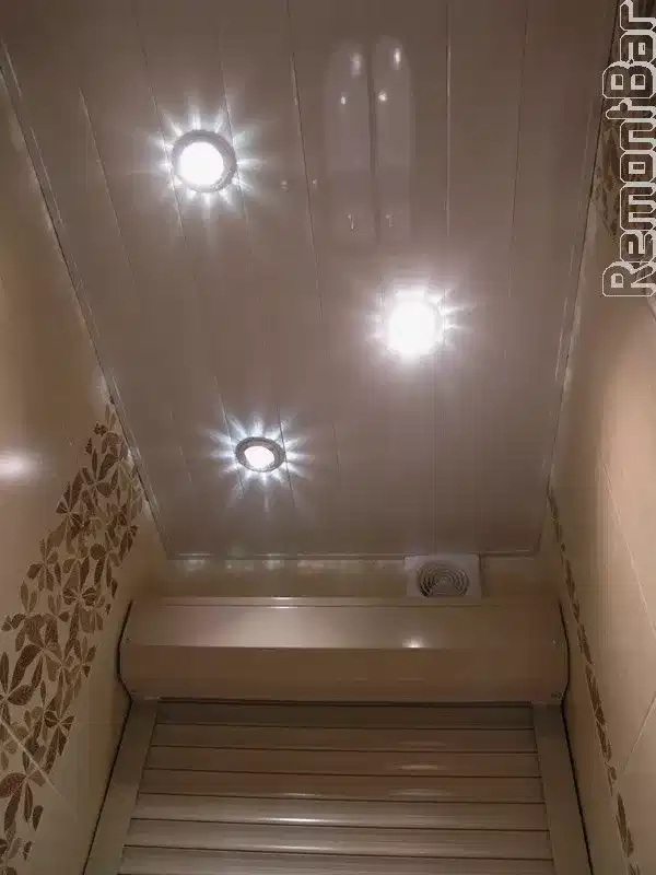 реечный потолок в туалете