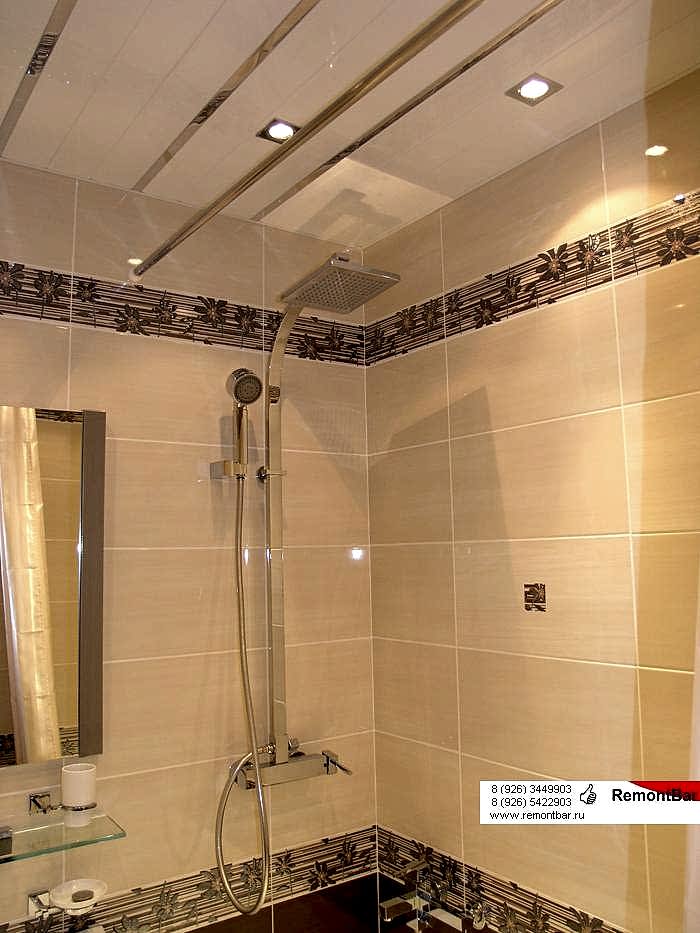 По торцу ванной вместо привычной душевой штанги установлена стойка тропического душа с собственной подводкой воды. Смеситель расположился ниже сбоку. По торцу ванной вместо привычной душевой штанги установлена стойка тропического душа с собственной подводкой воды. Смеситель расположился ниже сбоку.