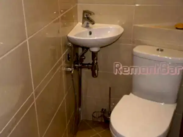 Установить раковину в достаточно узком туалете удалось благодаря тому, что мы сместили и повернули унитаз. Фактически унитаз сдвинут в крайний правый угол, однако пользоваться им так же удобно, как и прежде, и подход к раковине не затруднен. В свою очередь раковина, размещенная в дальнем углу туалетной комнаты, не затрудняет доступ (т.е. не загораживает проход) в саму комнату